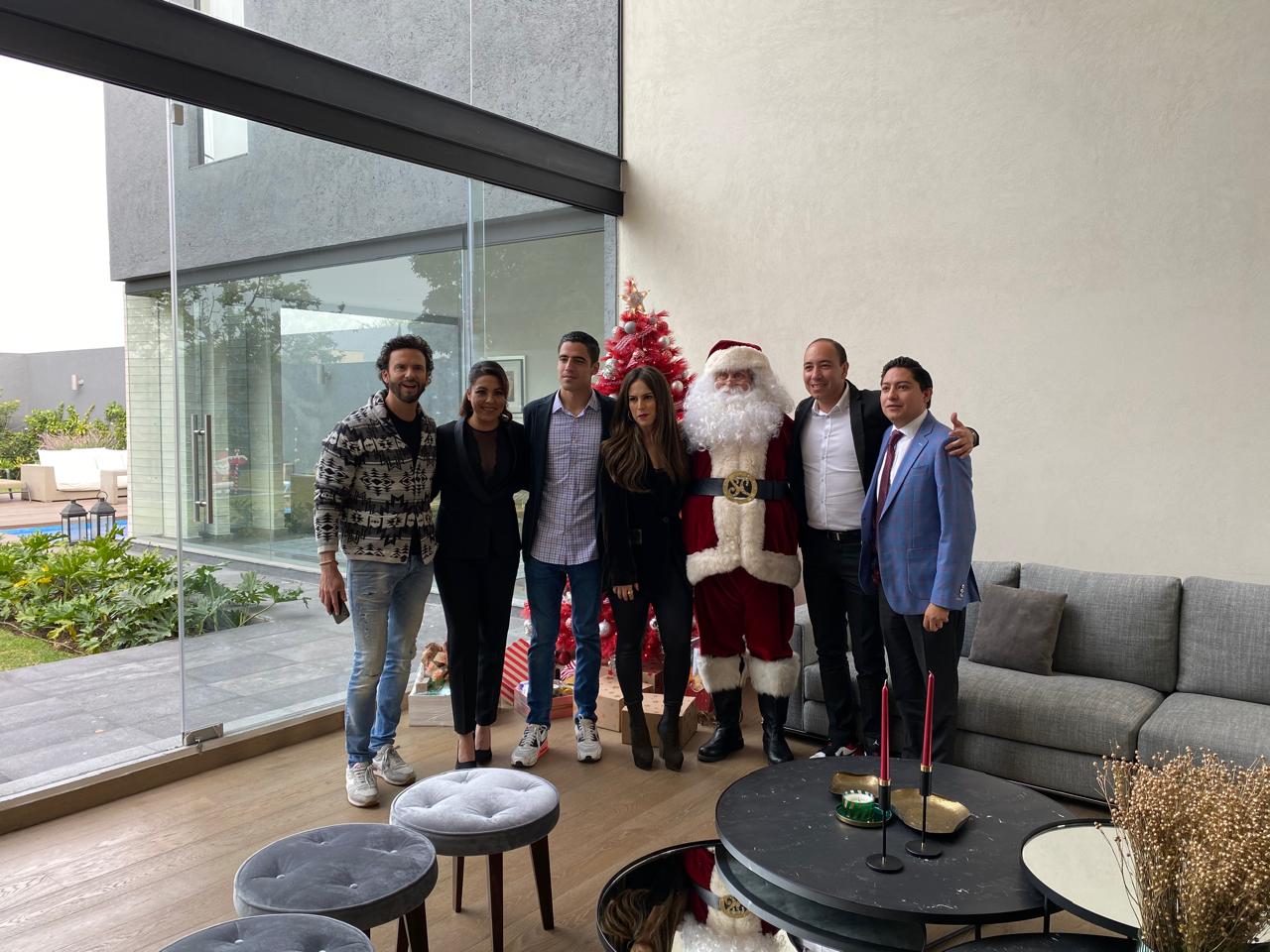 Santa Claus en set navideño con niños