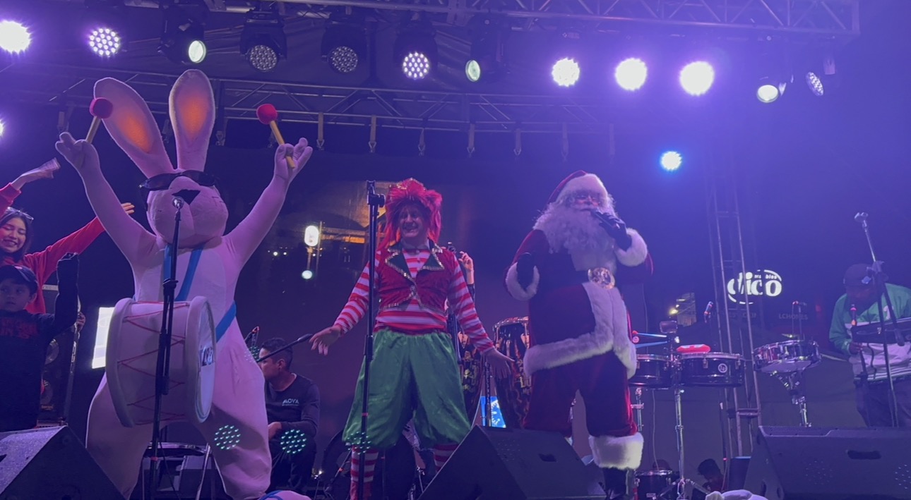 Santa Claus en plaza comercial encendido de árbol